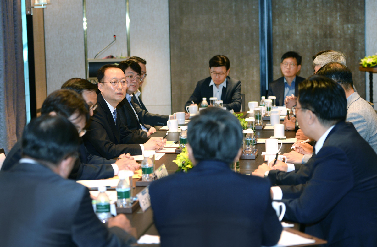 ▲백운규 산업통상자원부 장관이 15일(현지시간) 싱가포르 샹그릴라호텔에서 진행된 '싱가포르 진출기업 간담회'에서 인사말을 하고 있다.(제공=산업통상자원부)