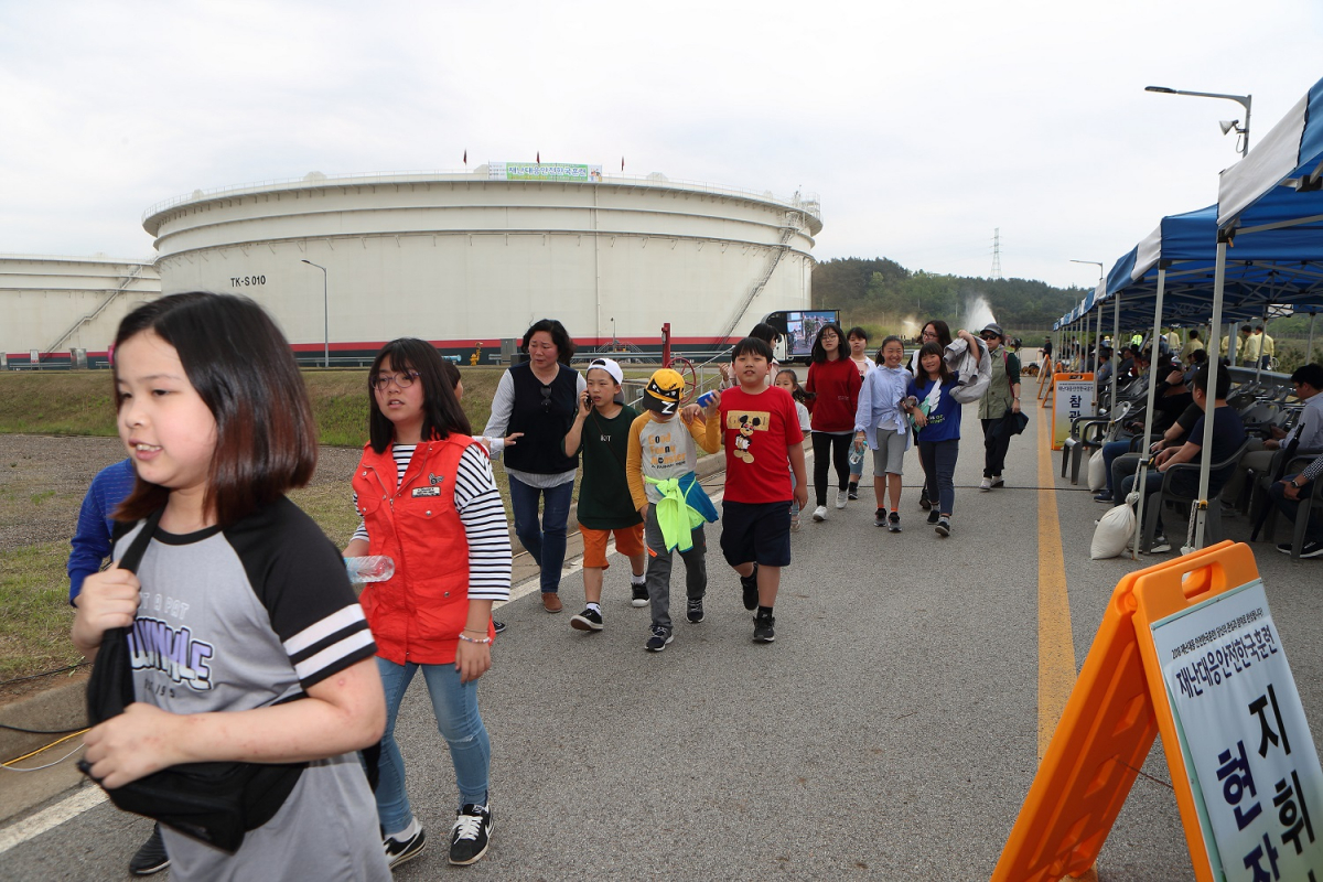 ▲한국석유공사 재난대응 안전훈련에서 인근학교 학생 등이 화재대피 훈련을 하고 있다.(한국석유공사)