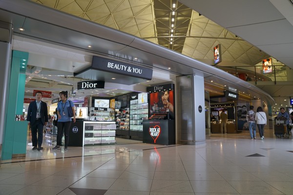▲홍콩 첵랍콕 국제공항 신라면세점 매장 모습.(사진제공=호텔신라)