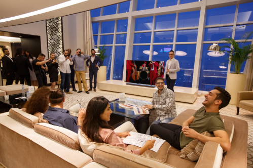 ▲중동 현지인들이 보통 손님을 맞이하는 마즐리스 공간에서 참석자들이 삼성 QLED TV 콘텐츠를 즐기고 있다.(사진제공=삼성전자)