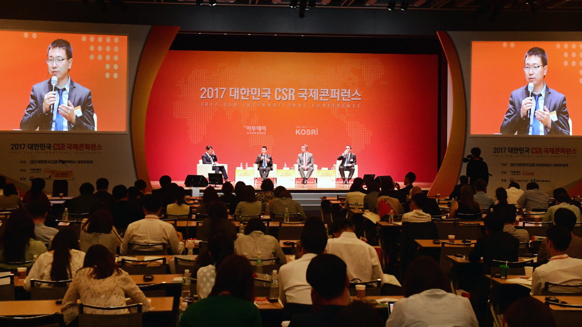 ▲지난해 5월 30일 서울 중구 대한상공회의소 국제회의장에서 열린 ‘2017 대한민국 CSR 국제콘퍼런스’. 경제신문 이투데이와 코스리가 공동 주관한 ‘2017 대한민국 CSR 국제콘퍼런스’에서 ‘사회적 책임, 새로운 시대의 도래’를 주제로 핑 지라이 Syntao 파트너 컨설턴트가 패널토의에서 발표하고 있다. 이투데이 DB