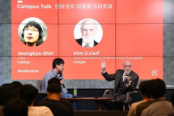 ▲빈트 서프 구글 부사장이 15일 서울 강남구 구글 캠퍼스 서울에서 3주년 기념 특강에 참석해 사물인터넷을 주제로 특강을 진행하고 있다. 사진제공 구글캠퍼스