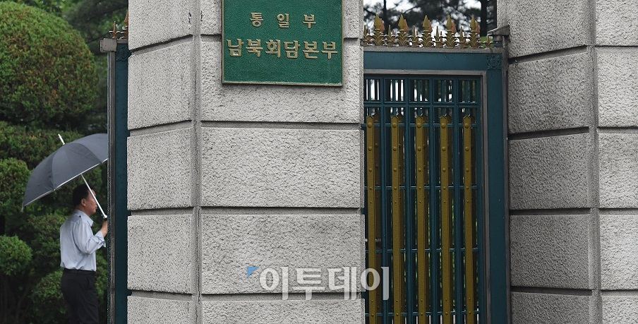 ▲북한이 한미 공군의 대규모 연합공중훈련인 ‘맥스선더(Max Thunder)’ 훈련 실시를 이유로 남북고위급회담을 돌연 취소 및 무기한 연기를 통보했다. 남북고위급회담이 예정됐다 취소된 16일 오전 서울 종로구 통일부 남북회담본부가 외부인의 출입이 통제된 채 적막감이 감돌고 있다. 오승현 기자 story@