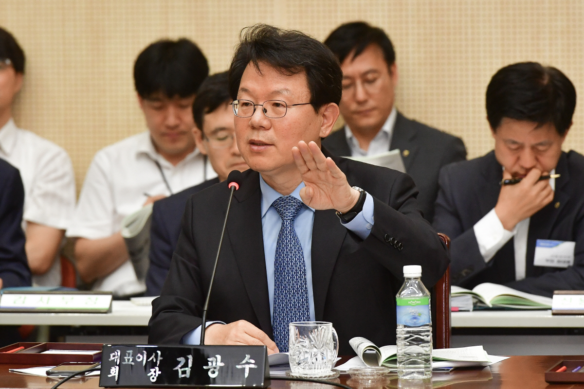 ▲15일 서대문 농협은행 대회의실에서 열린 현장경영간담회에서 김광수 농협금융지주 회장이 임직원들에게 당부말을 하고 있다. 사진제공 농협금융지주