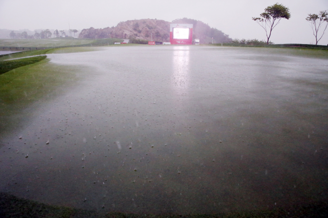 ▲물 바다된 그린(사진=KPGA 민수용 포토)