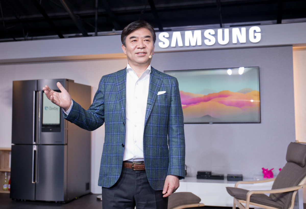 ▲삼성전자가 17일 서울 성수동에 위치한 복합문화공간 에스팩토리에서 '삼성 홈IoT&빅스비’ 미디어데이를 개최했다. 김현석 대표이사 사장이 패밀리허브 냉장고·무풍에어컨·플렉스워시 세탁기·QLED TV 등 ‘빅스비’ 적용으로 한 단계 진화한 주요 제품들을 통해 실생활에서 경험할 수 있는 다양한 홈IoT 서비스와 비전을 설명하고 있다.(사진제공=삼성전자)