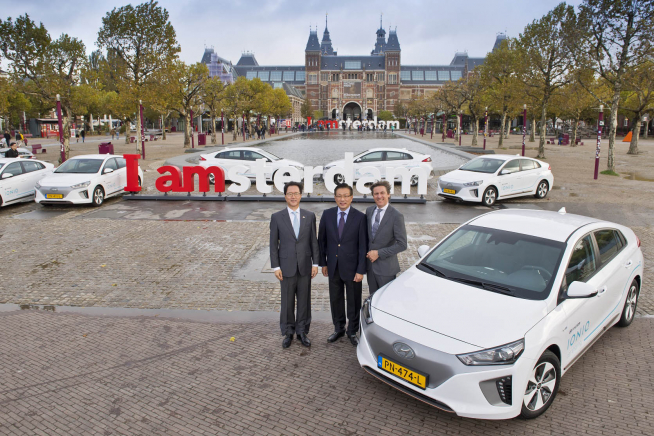 ▲현대기아차가 친환경 전기차와 수소전기차 넥쏘 등을 앞세워 올해 유럽시장 100만 대 판매를 낙관하고 있다. 사진은 지난해 10월 유럽에서 열린 전기차 카셰어링 론칭 행사 모습. (사진제공=현대차)