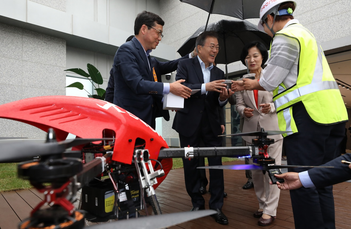 ▲문재인 대통령이 17일 오후 서울 강서구 마곡 R&D 단지에서 열린 혁신성장 보고대회에 참석, 드론이 배달한 커피를 받은 뒤 관계자와 인사하고 있다.(연합뉴스)