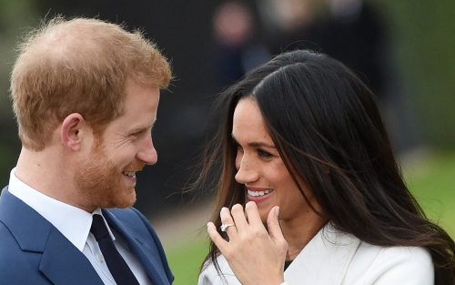 ▲오는 19일(현지시간) 영국 해리 왕자와 결혼식을 올리는 약혼녀 메건 마클이 작년 11월 영국 런던 켄싱턴궁에서 미소짓고 있다. 런던/EPA연합뉴스
