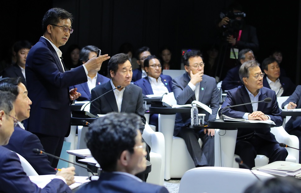 ▲김동연 경제부총리 겸 기획재정부 장관이 17일 오후 서울 강서구 마곡 R&D 단지에서 열린 혁신성장 보고대회에서 성과 보고와 향후계획을 발표하고 있다.(연합뉴스)