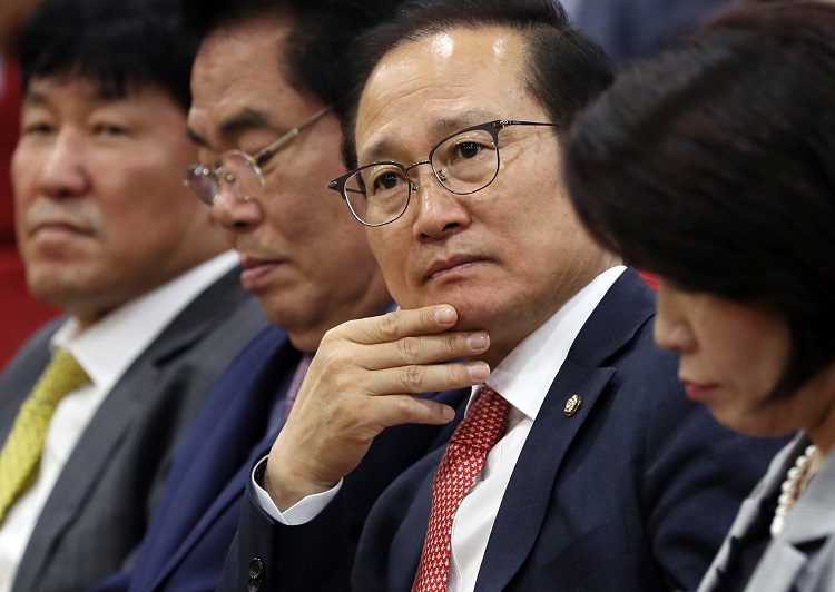 ▲더불어민주당 홍영표 원내대표가 17일 오전 서울 여의도 국회의원회관에서 환노위 주최로 열린 '새로운 사회적 대화의 시작과 의미' 토론회에 참석해 김주영 한국노총 위원장의 축사를 듣고 있다.(연합뉴스)