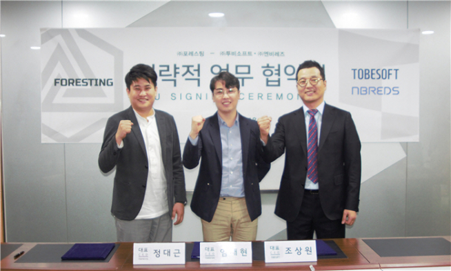 ▲투비소프트, 엔비레즈, 포레스팅은 블록체인 기반 SNS 플랫폼 UI·UX 및 블록체인 금융서비스 포레스팅뱅크 개발에 대한 포괄적 협력에 관해 MOU를 체결했다고 18일 밝혔다. <(좌)엔비레즈 정대근 대표 (중)포레스팅 엄재현 대표 (우)투비소프트 조상원 대표>(사진 = 투비소프트)