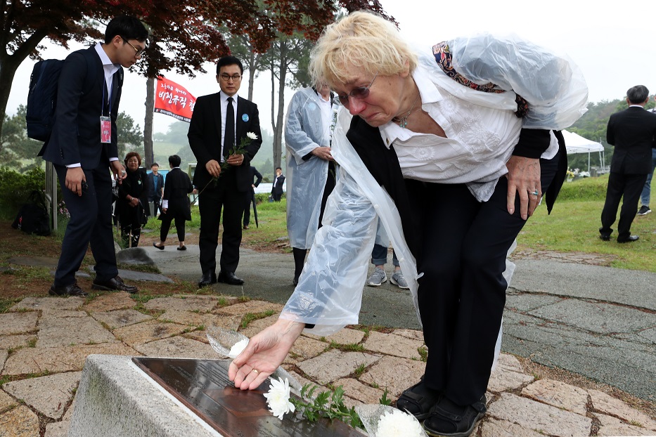 ▲18일 낮 영화 '택시운전사' 속 독일 기자의 실제 모델인 故 위르겐 힌츠페터씨의 부인 에델트라우트 브람슈테트가 광주 북구 망월동 5·18 옛 묘역에서 고인의 추모비를 참배하고 있다.(연합뉴스)
