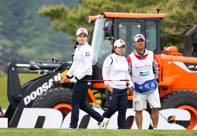 ▲롯데소속의 최혜진(왼쪽)과 하민송이 코스를 바라보고 있다.(사진=KLPGA 박준석 포토)