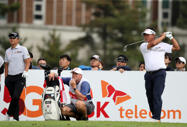 ▲최경주가 아이언 샷을 하고 있다.(사진=KPGA 민수용포토)