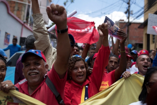 ▲16일(현지시간) 베네수엘라 카라카스에서 니콜라스 마두로 대통령을 지지하는 사람들이 환호를 보내고 있다. 카라카스/로이터연합뉴스
