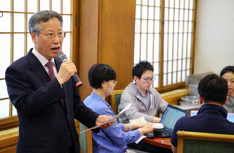 ▲반장식 청와대 일자리 수석이 20일 오후 청와대 춘추관에서 최근 고용지표와 일자리 상황에 관해 설명하고 있다.(연합뉴스)