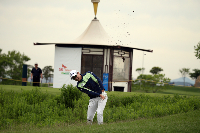▲김경태가 퍼르에서 트러블 샷을 하고 있다.(사진=KPGA 민수용 포토)