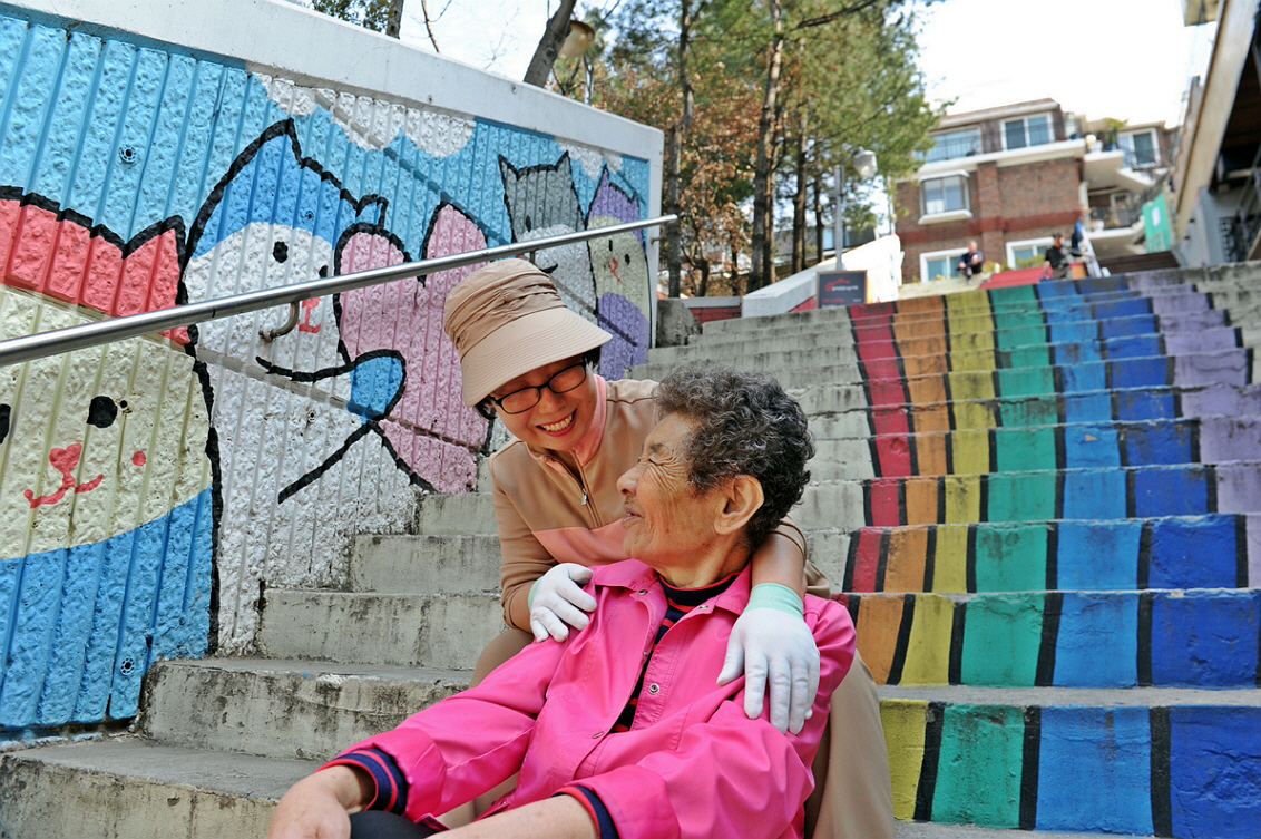 ▲한국야쿠르트는 사회복지재단을 설립해 홀몸노인 돌봄사업 등 사회 곳곳에 도움의 손길을 건네고 있다. 사진제공=한국야쿠르트