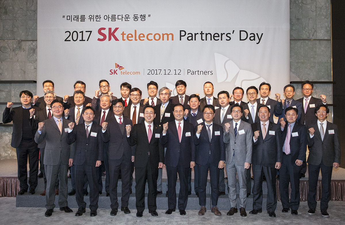 ▲SK텔레콤이 지난해 12월 개최한 ‘2017 파트너스데이’에서 참가자들이 기념사진을 촬영하고 있다. 사진제공 SK텔레콤