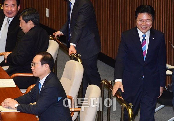 ▲홍문종(오른쪽) 자유한국당 의원이 21일 서울 여의도 국회에서 열린 본회의에서 미소짓고 있다. 고이란 기자 photoeran@