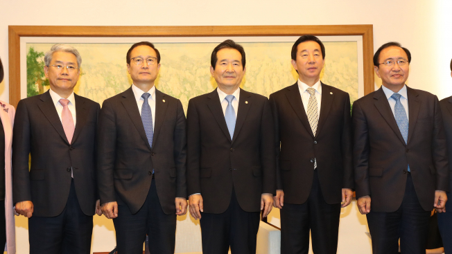 ▲정세균 국회의장과 여야 교섭단체 원내대표들이 21일 오후 국회의장실에서 회동하고 있다. 왼쪽부터 바른미래당 김동철, 더불어민주당 홍영표 원내대표, 정세균 국회의장, 자유한국당 김성태, 평화와 정의 노표찬 원내대표. 2018.5.21(연합뉴스)