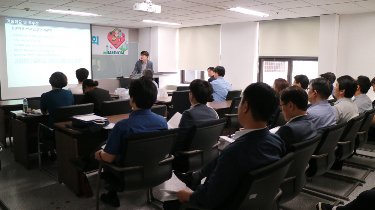 ▲미래창조과학부가 지난해 5월 31일 오후 서울 서초구 연구성과실용화진흥원에서 개최한 ‘제2차 기술설명회 및 기술이전 상담회’에서 기업 관계자들이 대학과 출연(연) 등의 공공기술 분야 연구자의 연구성과 설명을 듣고 있다.(뉴시스)