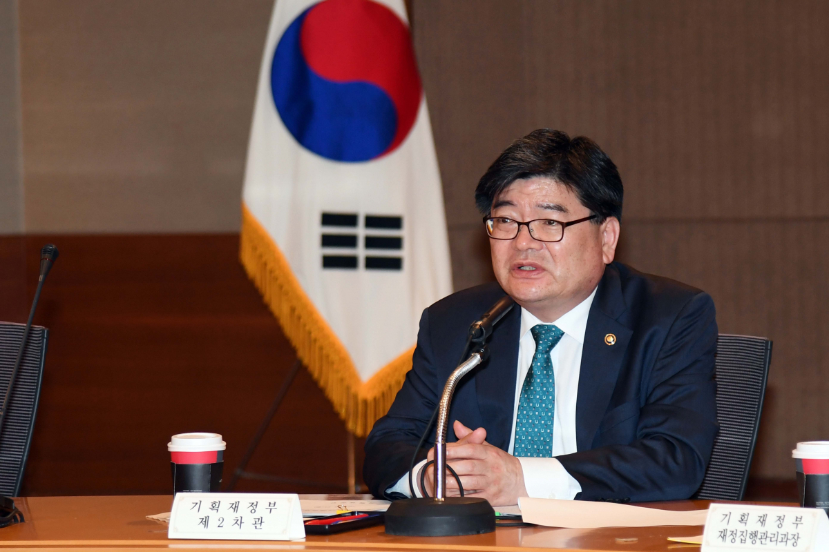▲21일 서울시 서초구 반포대로 서울지방조달청에서 열린 '2018년 추가경정예산 집행점검을 위한 제5차 긴급재정관리점검회의'에서 김용진 기재부 2차관이 모두발언을 하고 있다. (기획재정부)