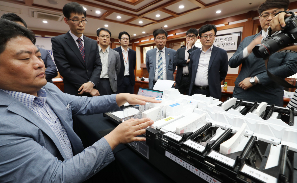 ▲14일 오후 경기도 과천시 중앙선거관리위원회 청사에서 열린 제7회 전국동시지방선거 대비 보안자문위원회의에서 참석자들이 투표지 분류를 지켜보고 있다. (연합뉴스)