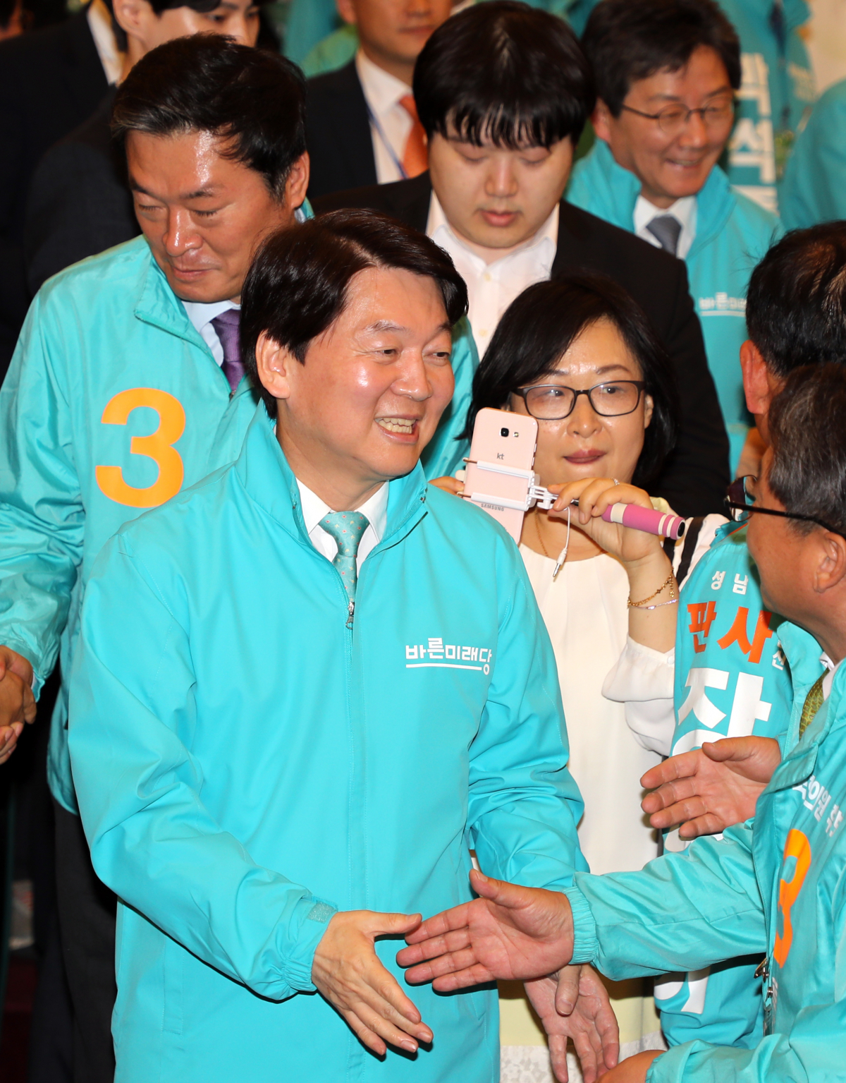 ▲바른미래당 안철수 서울시장 후보가 21일 국회 도서관에서 열린 중앙선거대책위원회 발대식 및 전국 공천자 대회에서 참석자들과 인사하고 있다. (연합뉴스)