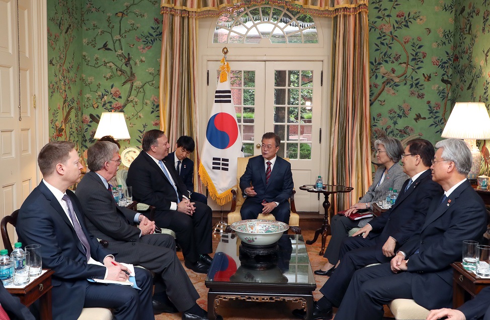 ▲문재인 대통령이 22일 오전(현지시간) 미국 워싱턴 영빈관에서 마이크 폼페이오 미국 국무장관(왼쪽 세 번째)과 존 볼턴 백악관 국가안보보좌관(왼쪽 두 번째)을 만나 얘기를 나누고 있다.(워싱턴/연합뉴스)