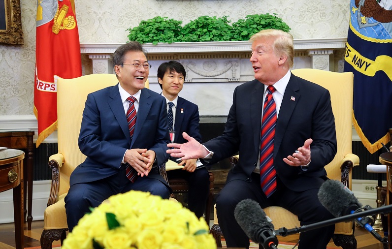 ▲문재인 대통령과 도널드 트럼프 미국 대통령이 22일 오후(현지시간) 백악관 오벌오피스에서 열린 한·미 정상 단독회담에서 얘기를 나누고 있다.(워싱턴/연합뉴스)