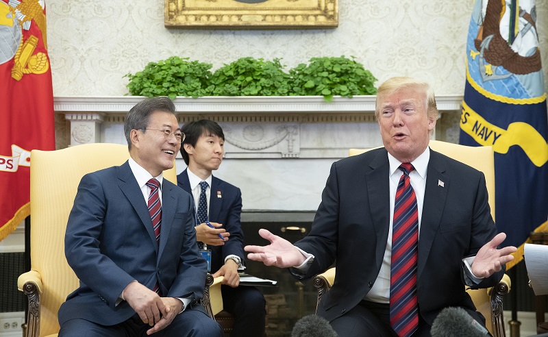 ▲문재인 대통령이 22일 오후(현지시간) 백악관 오벌오피스에서 열린 한·미 정상 단독회담에서 도널드 트럼프 미 대통령과 환담하고 있다.(워싱턴/연합뉴스)