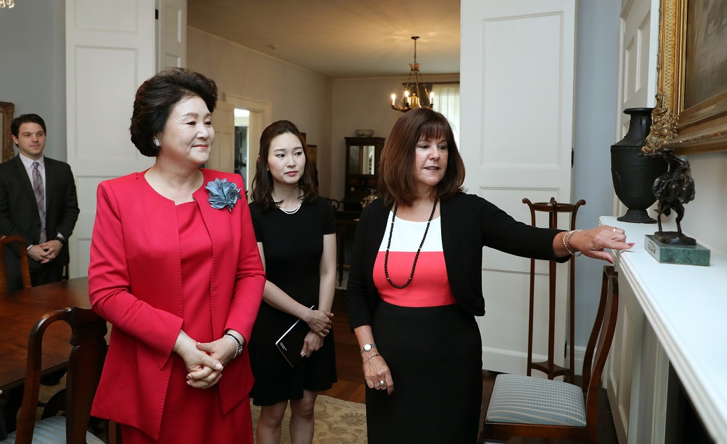 ▲문재인 대통령 부인 김정숙 여사가 22일 낮 (현지시간) 미국 워싱턴 디케이터 하우스에서 미국 마이크 펜스 부통령 부인인 캐런 펜스와 오찬을 함께하기 앞서 실내를 둘러보고 있다.(워싱턴/연합뉴스)