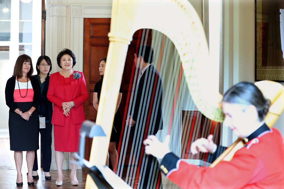 ▲문재인 대통령 부인 김정숙 여사가 22일 낮 (현지시간) 미국 워싱턴 디케이터 하우스에서 미국 마이크 펜스 부통령 부인인 캐런 펜스와 오찬을 함께하기 앞서 기념촬영을 하고 있다.(워싱턴/연합뉴스)