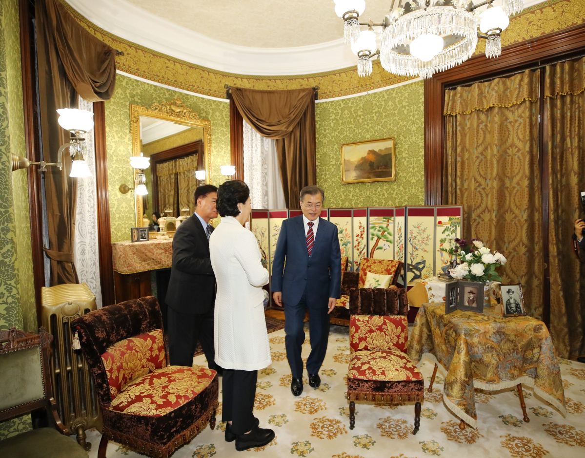 ▲미국을 방문 중인 문재인 대통령과 부인 김정숙 여사가 22일 오후 (현지시간) 조미수호통상조약 체결 136주년과 주미 대한제국공사관 개설 130주년을 기념하기 위해 주미 대한제국공사관을 방문, 전시실을 둘러보고 있다. (연합뉴스)