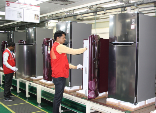 ▲LG전자 인도 냉장고 생산라인에서 법인 직원들이 냉장고를 생산하고 있다. (사진제공=LG전자)