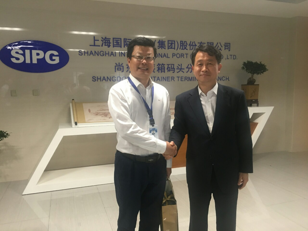 ▲임현철 해수부 항만국장(오른쪽)이 17일 중국 양산항에서 상해국제항만그룹(SIPG) 뤄쉰지에 부총경리와 악수하고 있다.(해양수산부)