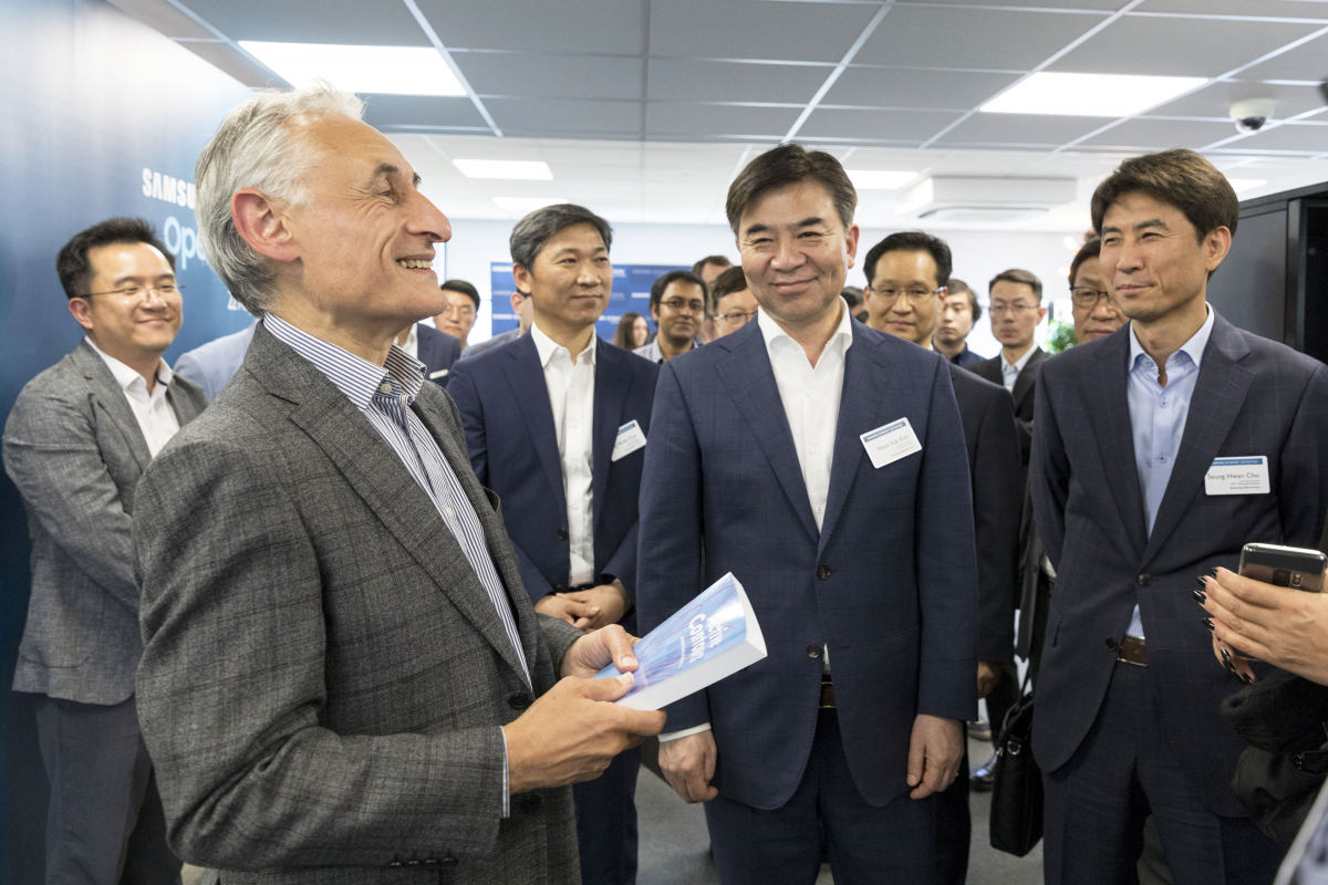 ▲22일(현지시간) 열린 영국 케임브리지 AI 센터의 개소식에서 김현석 대표이사와 케임브리지 AI 센터의 리더인 앤드류 블레이크 박사가 담소를 나누고 있다.(사진제공=삼성전자)