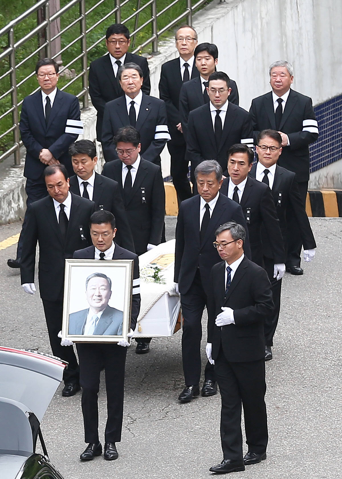 ▲22일 오전 서울 종로구 서울대병원 장례식장에서 발인식을 마친 故 구본무 LG그룹 회장의 영정이 운구차량으로 이동하고 있다. 사진공동취재단