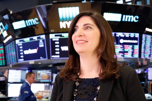 ▲NYSE 역사상 최초로 첫 여성 CEO를 역임하게 된 테이시 커닝햄이 22일(현지시간) 환하게 미소짓고 있다. 뉴욕/로이터연합뉴스
