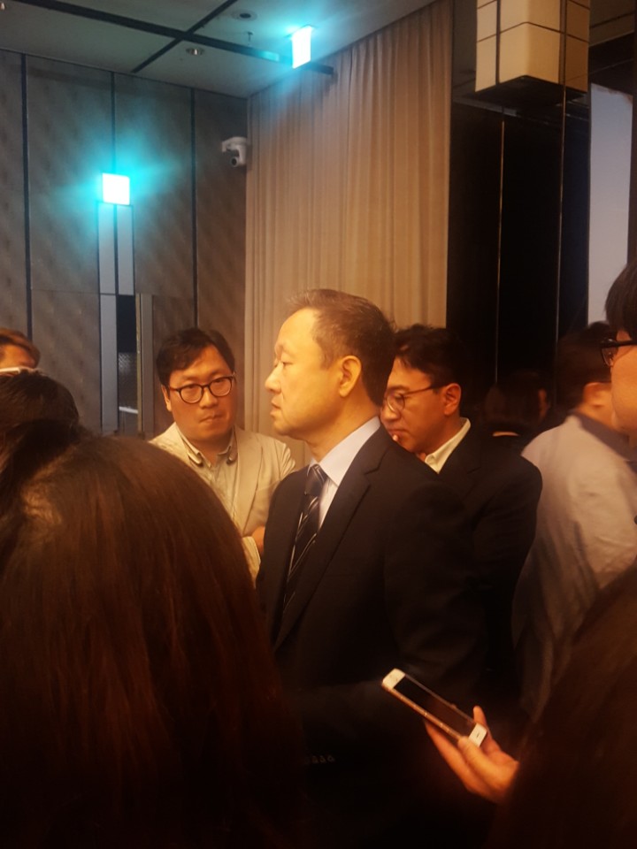 ▲정일우 한국필립모리스 대표이사가 23일 열린 아이코스 출시 1주년 기자간담회 직후 기자들과 대화를 나누고 있다. (고대영 기자 kodae0@)