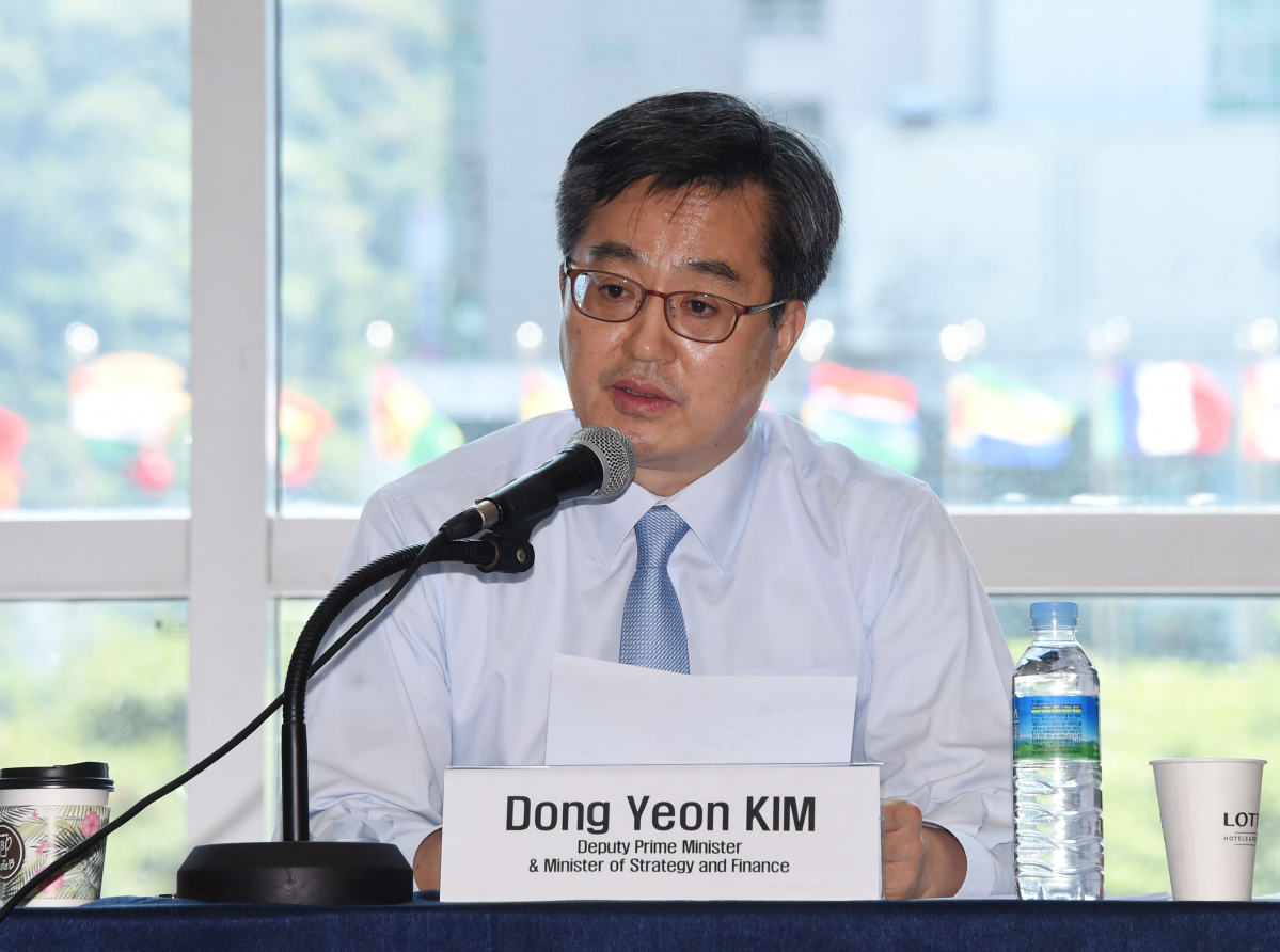 ▲제53차 아프리카개발은행(AfDB)연차총회 참석차 부산을 방문 중인 김동연 경제부총리 겸 기획재정부 장관이 23일 벡스코에서 기자간담회를 갖고 취재진의 질문에 답변하고 있다.(제공=기획재정부)