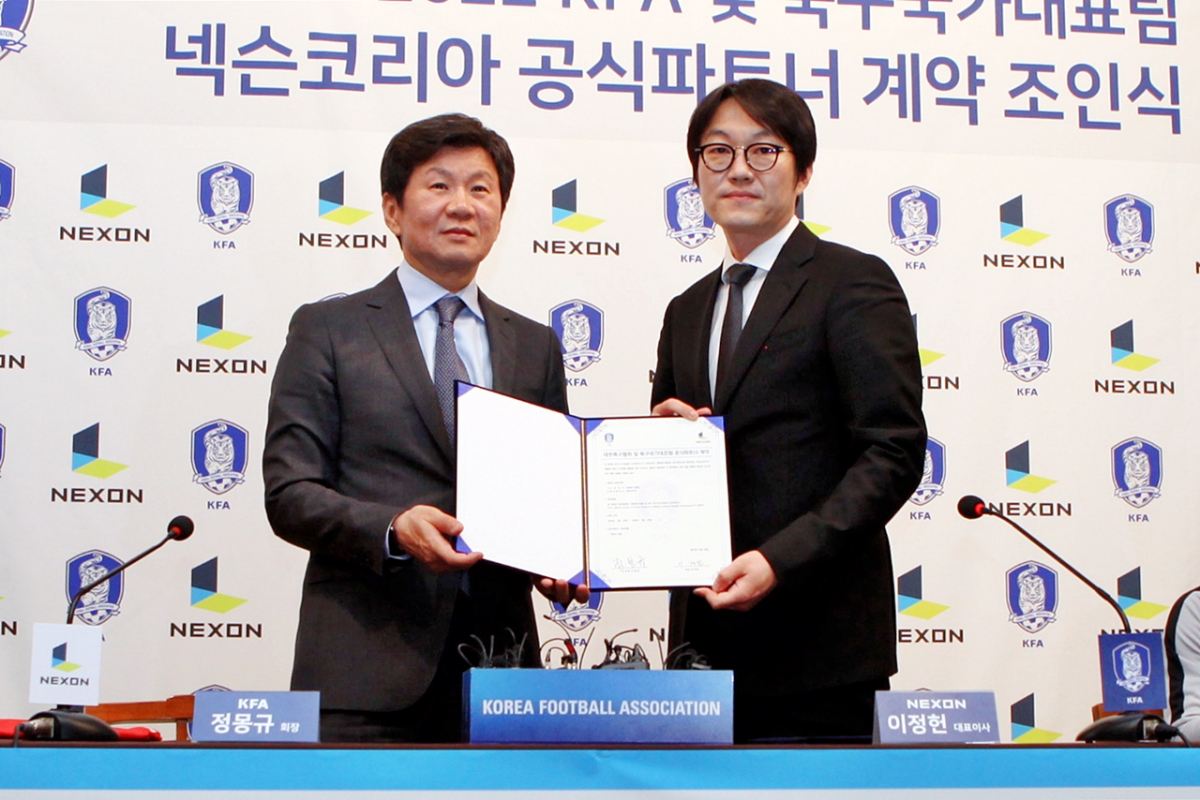▲이정헌 넥슨 대표(오른쪽)과 정몽규 대한축구협회장이 파트너십 체결 후 기념촬영을 하고 있다. (넥슨)