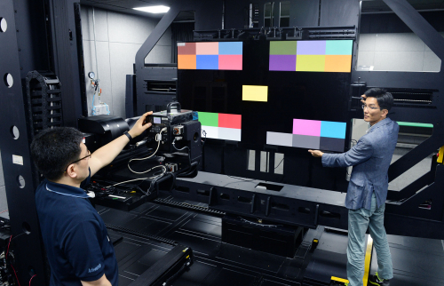 ▲LG전자 연구원들이 ‘화질 자동 측정 시스템(Picture Quality Performance System)’으로 올레드 TV 화질 특성을 측정하고 있다.(사진제공=LG전자)