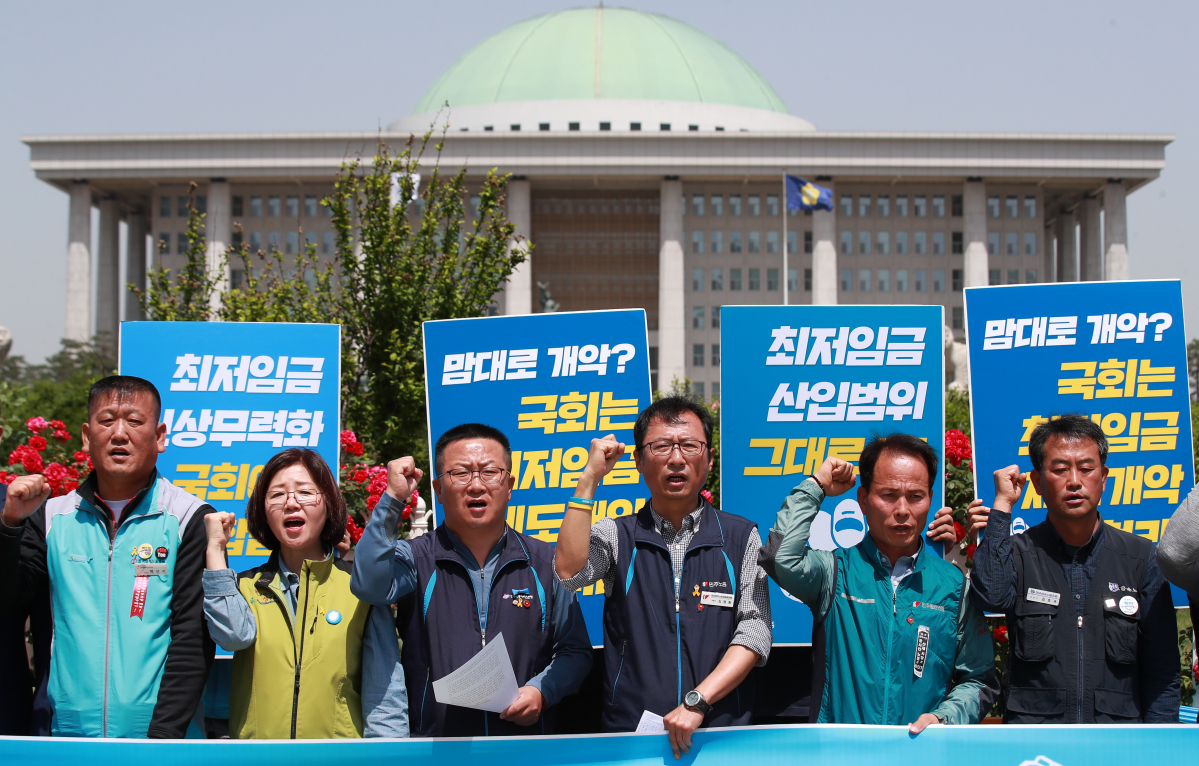▲김명환 위원장 등 민주노총 지도부가 24일 서울 여의도 국회 앞에서 최저임금 산입범위 개편저지를 위한 지도부 대국회 농성을 시작하며 기자회견을 갖고 있다.(연합뉴스)