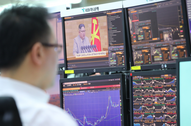 ▲미국의 6월 정상회담이 무산된 여파로 25일 증시가 약세를 보이는 가운데 서울 을지로 KEB 하나은행 본점 딜링룸의 한 모니터에 관련 뉴스가 나오고 있다. (연합뉴스)