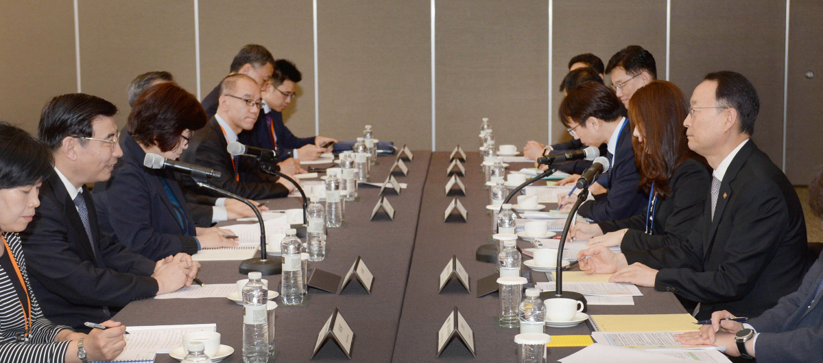 ▲백운규(오른쪽) 산업부 장관이 24일 서울 신라호텔 영빈관에서 ‘제3차 한중 산업장관회의’ 참석차 방한한 먀오웨이 중국 공업신식화부 부장 일행과 면담하고 있다.  사진제공 산업부