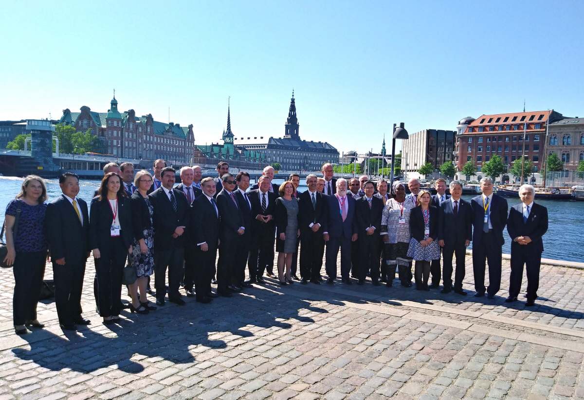 ▲24일(현지시간) 덴마크 열린 ‘제9차 청정에너지 장관회의’ 참석자들이 단체 기념촬영을 하고 있다. 오른쪽 세 번째가 이인호 산업통상자원부 차관.[제공=산업통상자원부]