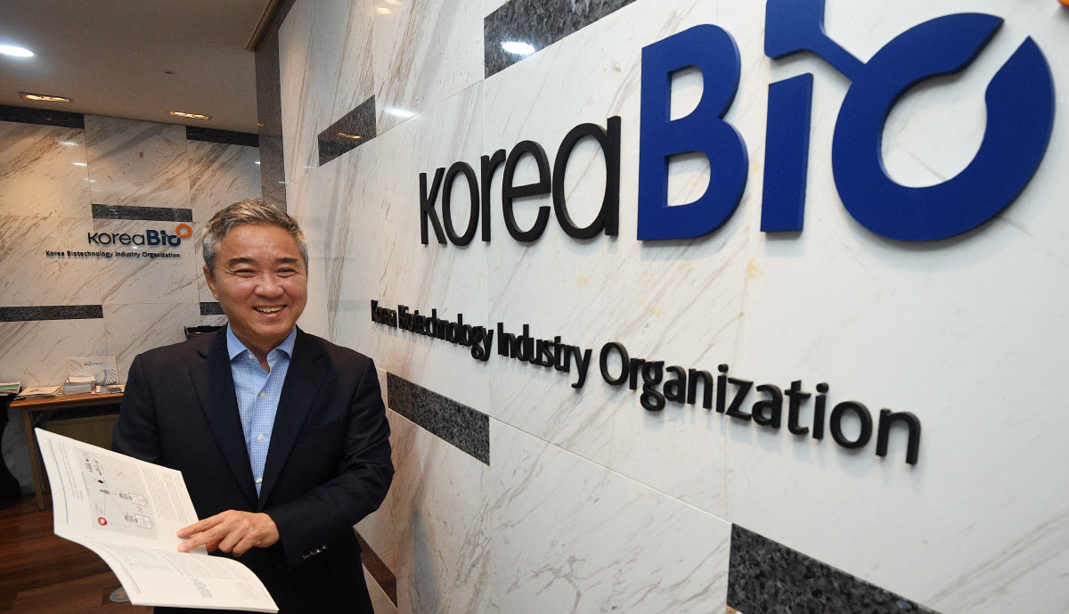 ▲이승규 한국바이오협회 부회장은 최근 삼성바이오로직스로 촉발된 바이오업계의 회계 논란과 관련해 “아직 바이오 시장 후발주자인 한국이 미국 같은 선진국에 적용되는 획일적인 회계기준을 적용하는 것은 너무 가혹하다”고 지적했다.    오승현 기자 story@